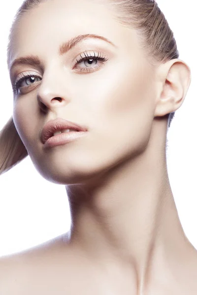 Retrato Mujer Joven Con Maquillaje Natural Sobre Fondo Blanco — Foto de Stock