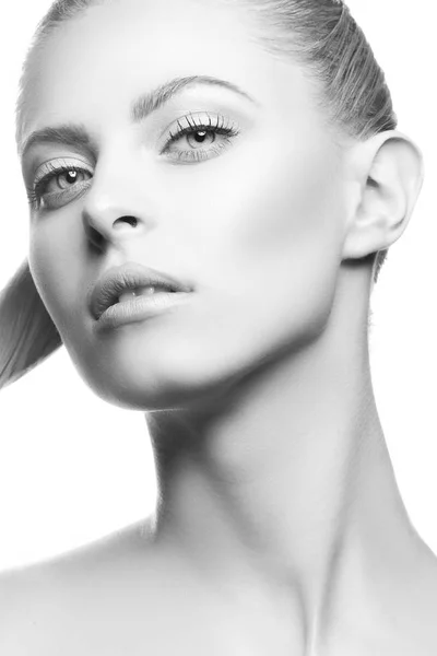 白い背景の自然化粧品を持つ若い女性の白黒の肖像画 — ストック写真