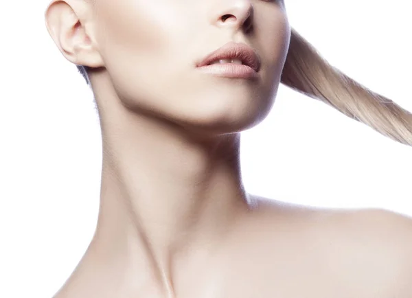 Retrato Recortado Mujer Joven Con Maquillaje Natural Sobre Fondo Blanco —  Fotos de Stock