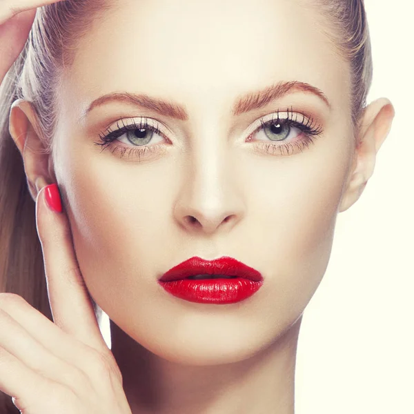 Portret Van Een Jonge Vrouw Met Rode Lippen Witte Achtergrond — Stockfoto