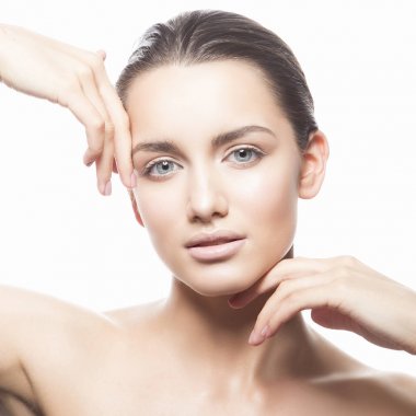 Beyaz arka plan üzerinde doğal makyaj ile genç kadın portresi