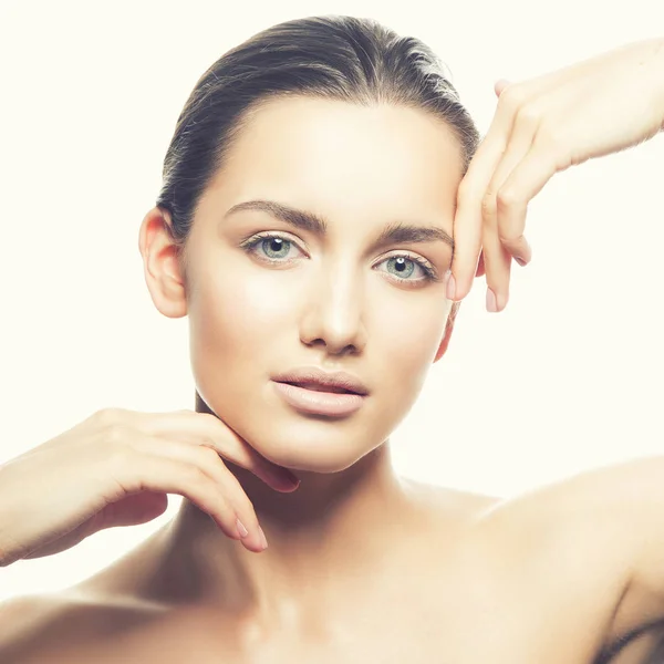 Retrato Mujer Joven Con Maquillaje Natural Sobre Fondo Blanco —  Fotos de Stock