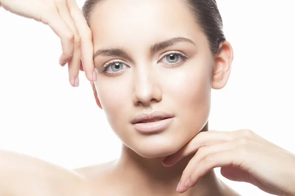 Retrato Mujer Joven Con Maquillaje Natural Sobre Fondo Blanco —  Fotos de Stock