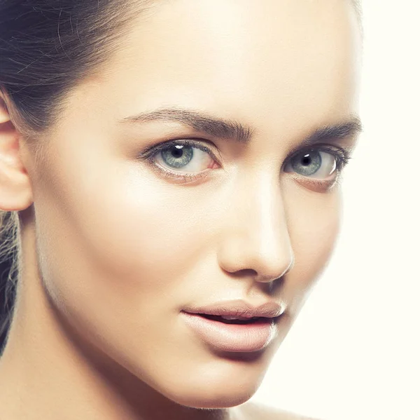 Retrato Mujer Joven Con Maquillaje Natural Sobre Fondo Blanco — Foto de Stock