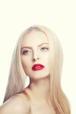Beyaz arka plan üzerinde modern kırmızı dudaklar makyaj ile kadın portresi
