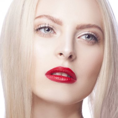 Beyaz arka plan üzerinde modern kırmızı dudaklar makyaj ile kadın portresi