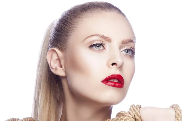 Retrato Mujer Con Moderno Maquillaje Labios Rojos Cuerda Las Manos — Foto de Stock