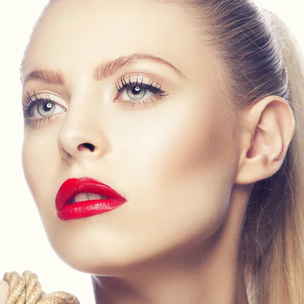 Porträtt Kvinna Med Moderna Röda Läppar Makeup — Stockfoto