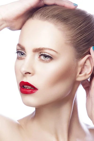Portret Van Een Vrouw Met Rode Lippen Blauwe Nagellak — Stockfoto