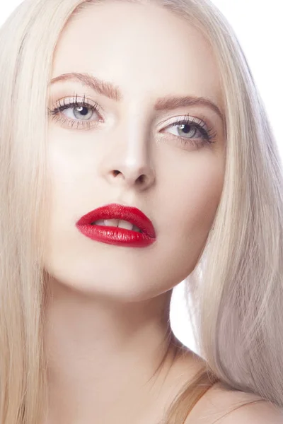 妇女的画像与现代红色嘴唇化妆在白色背景之下 — 图库照片