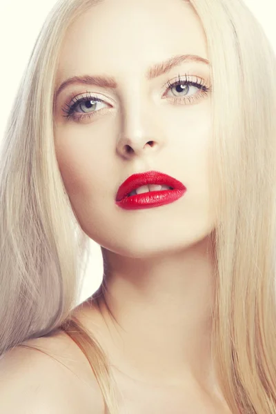 Retrato Mujer Con Moderno Maquillaje Labios Rojos Sobre Fondo Blanco — Foto de Stock