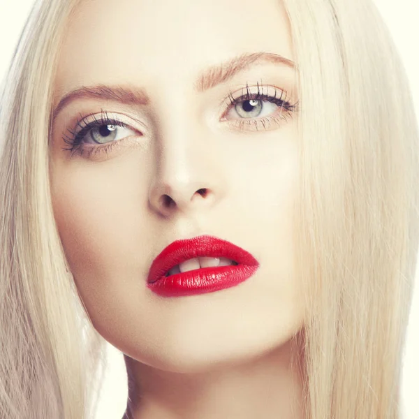 Retrato Mujer Con Moderno Maquillaje Labios Rojos Sobre Fondo Blanco — Foto de Stock