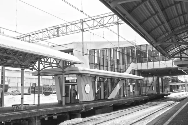 从站台上看车站大楼的景色 — 图库照片