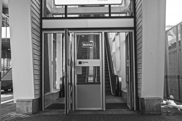 Drzwi Którymi Jest Schodów Ruchomych Platformy — Zdjęcie stockowe