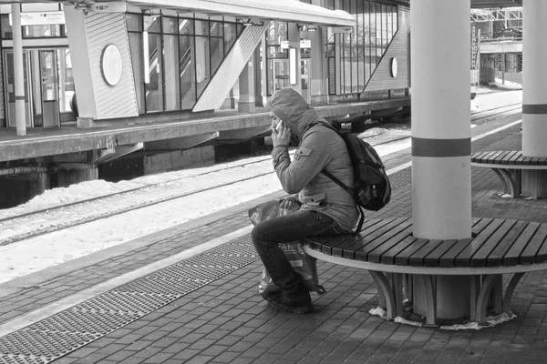 コーヒーを飲みながら鉄道駅で男 — ストック写真