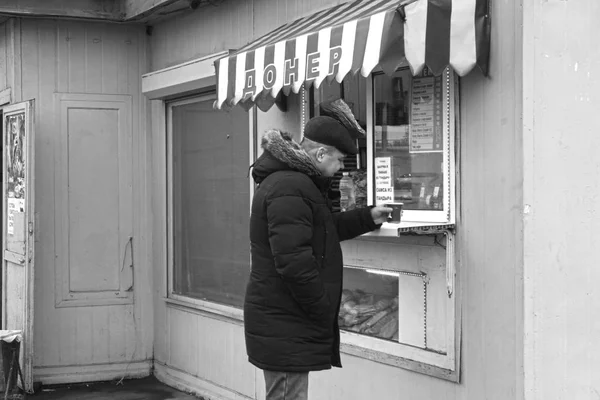 路上でコーヒーを飲む老人 — ストック写真
