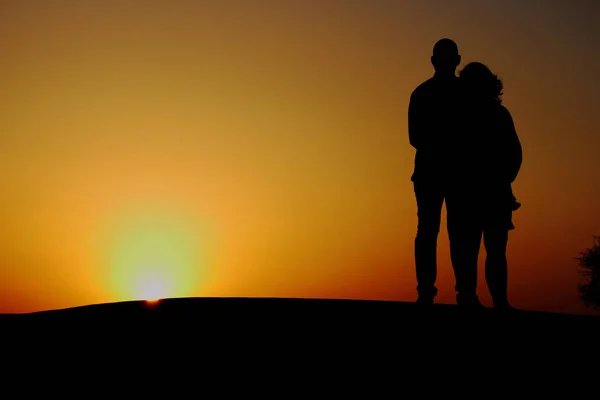 Een Verliefde Paar Bij Zonsondergang Arabische Woestijn — Stockfoto