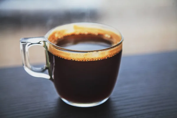 Transparante Kopje Koffie Geplaatst Donker Bruin Gelaagd Houten Oppervlak Voor — Stockfoto