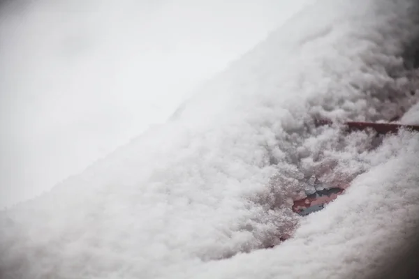 Nahaufnahme Der Schneebedeckten Kante Einer Alten Überdachung — Stockfoto