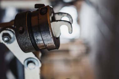 Bench press stand kancaya asılı eski paslı halter ağırlık fikstür.