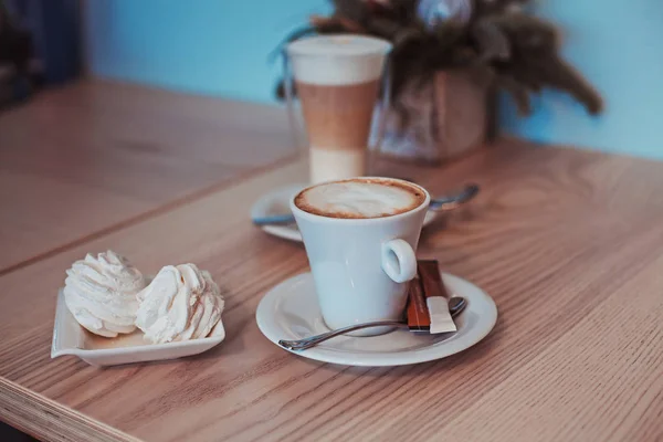 Secangkir Kopi Segelas Latte Transparan Dan Dua Tangan Membuat Marshmellow — Stok Foto