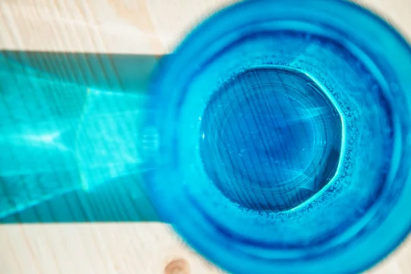 Ярко-голубой прозрачный стакан с водой — стоковое фото
