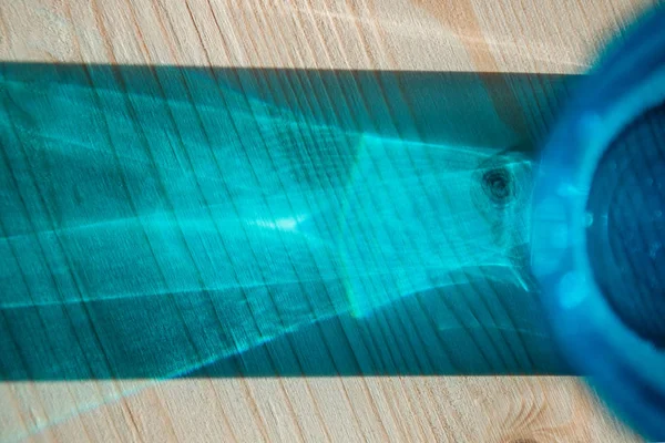 Ярко-голубой прозрачный стакан с водой — стоковое фото