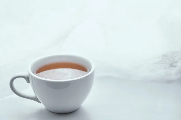Sederhana cangkir putih diisi dengan teh — Stok Foto