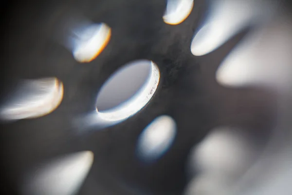 Абстрактный Фон Изображающий Металлическую Пластину Подсветкой Круглых Отверстий Различных Размеров — стоковое фото