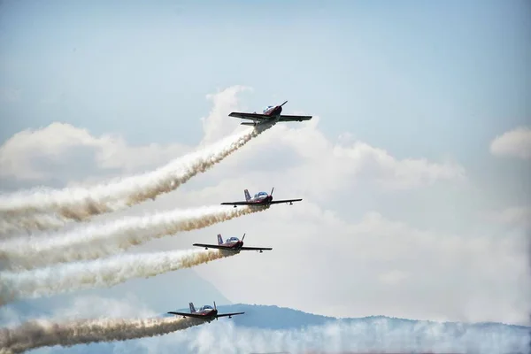 Acrobatric Літаки Синє Небо Хмарно Під Час Авіашоу Турин Італія — стокове фото