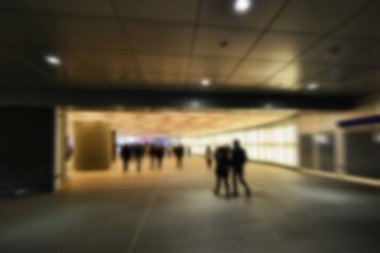 Karanlık istasyonu tünelde yürüyen insanlar bulanıklık etkisi