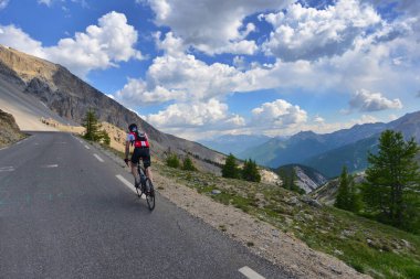 İtalya Piedmont Alps Haziran 2015 ikonik yaklaşık tek bisikletçi arka manzaralı Bisiklete binme turda bulutlu gökyüzü scenographic manzara resim