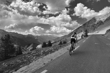 İtalya Piedmont Alps Haziran 2015 yaklaşık siyah ve whiite ikonik resim tek bisikletçi arka manzaralı Bisiklete binme turda bulutlu gökyüzü scenographic manzara