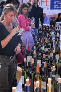 Sarışın kadın koku kırmızı şarap onun cam