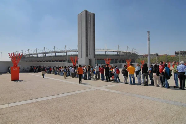 Kalabalığın Içinde Bir Satır Beklemek Için Spor Futbol Olimpiyat Stadyumu — Stok fotoğraf