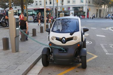 Elektrikli otomobil Renault Twizy Kasım 2015 Barcelona İspanya istasyonu şarj