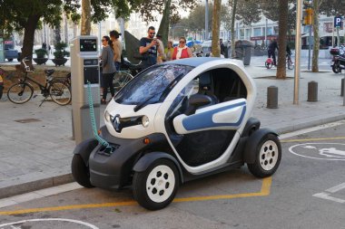 Elektrikli otomobil Renault Twizy Kasım 2015 Barcelona İspanya istasyonu şarj