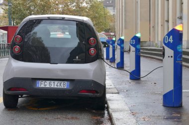 Elektrikli araç şarj istasyonu Torino İtalya 8 Kasım 2017 paylaşımı