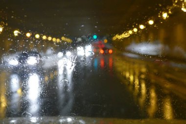 Trafik ile otomobil ve ışıkları yağmurlu gece tünelde bulanıklık etkisi