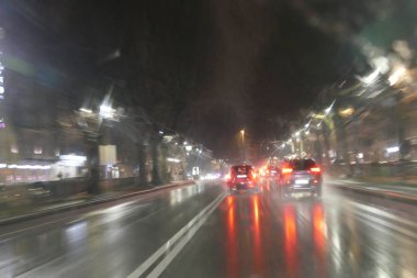 Trafik ile otomobil ve ışıkları yağmurlu gece tünelde bulanıklık etkisi