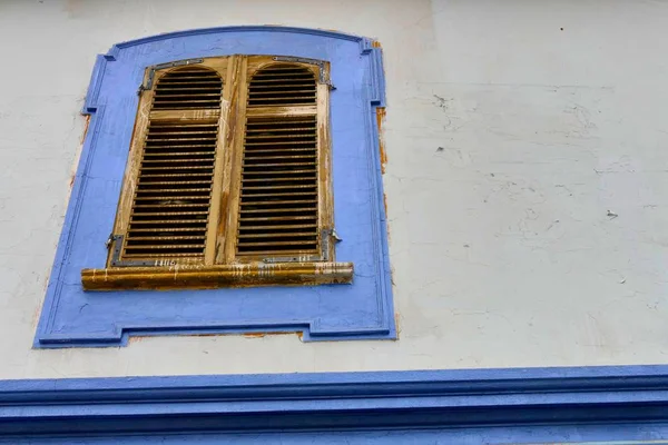 Αρχαία Ξύλινα Παράθυρο Κλειστό Μπλε Πλαίσιο Τοίχο — Φωτογραφία Αρχείου