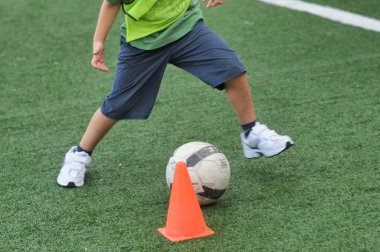 Ayrıntıları Eylül 2017 yaklaşık Torino İtalya Futbol futbol okulu eğitmen ile oynayan çocuklar yakın çekim