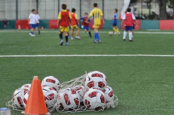 孩子们踢足球足球学校与教练接近细节都灵意大利大约2017年9月 — 图库照片