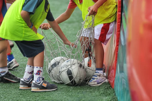孩子们踢足球足球学校与教练接近细节都灵意大利大约2017年9月 — 图库照片
