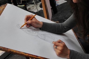 Sanat öğrenci yakın çekim elleri kalem Torino İtalya Eylül 2016 yaklaşık ile çizim masasında