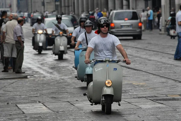 Raduno Motociclistico Scooter Vintage Vespa Piazza Castello Torino 2015 Circa — Foto Stock