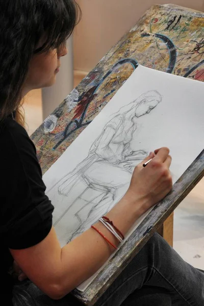Kunststudent Aus Nächster Nähe Beim Zeichnen Schreibtisch Mit Bleistift Turin — Stockfoto