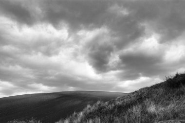 Siyah beyaz resim grenli etkisi yalnız sanat Doğa Hills altında bulutlu gökyüzü fırtınalı hava