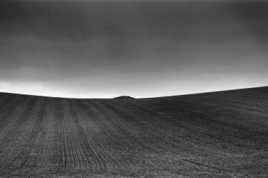 Siyah beyaz resim grenli etkisi yalnız sanat Doğa Hills altında bulutlu gökyüzü fırtınalı hava