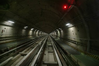 Kırmızı ışık sinyal Kasım 2017 yaklaşık Torino İtalya ile yeraltı tüneli perspektif raylar